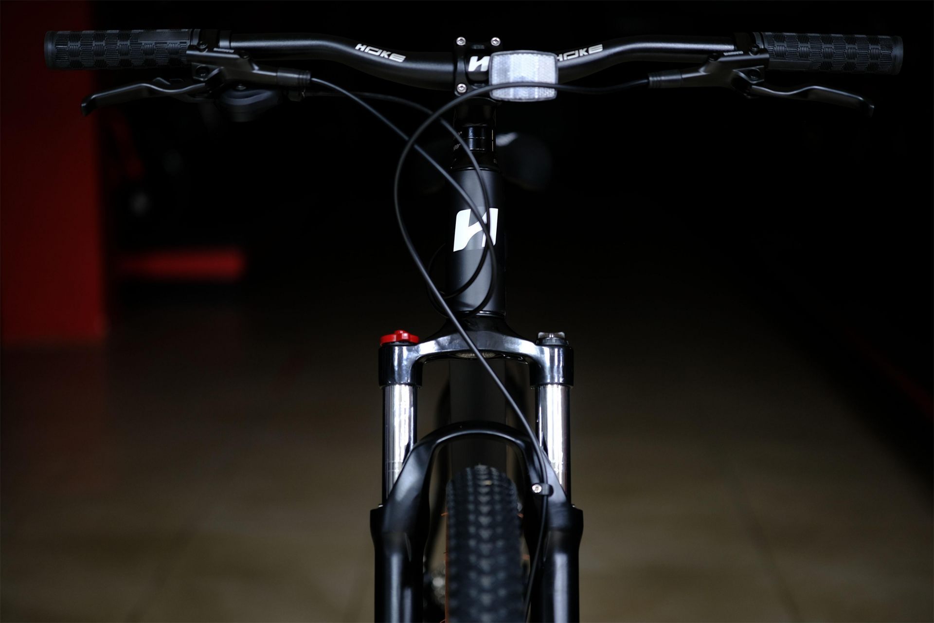 Вилка алюминиевая пружинно-эластомерная 100 mm с функцией регулировки и блокировки хода  HOKE 6 Way Deore 29 HD матовый чёрный 21