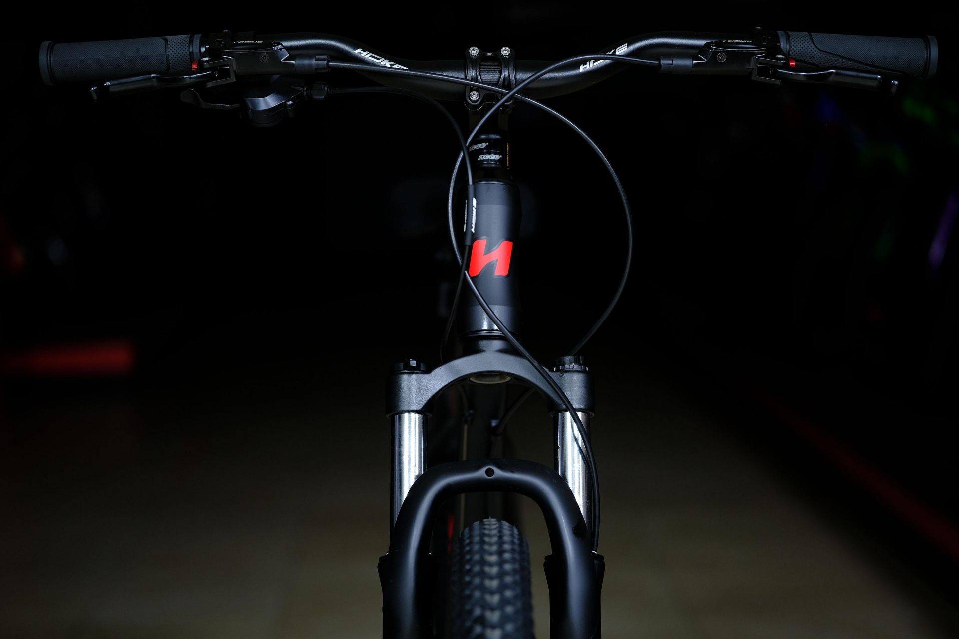 Вилка амортизационная пружинно-эластомерная 100 mm алюминиевой короной с функцией регулировки и блокировки хода (механическая блокировка MLO) HOKE 2 Way 27,5 HD 17